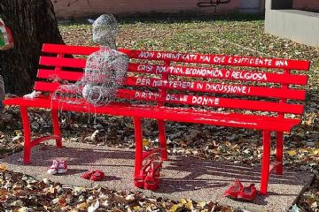Panchina rossa con scultura di Sofia Elisa Suanno e scarpe rosse messe a disposizione dai comitati genitori primaria e secondaria di Baricella