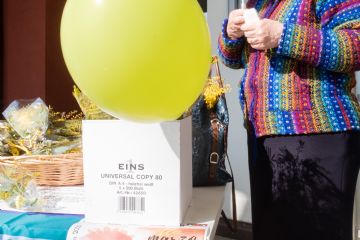 5 marzo 2022- Vernissage mostra. L'assessora Gloria Bedeschi con le mimose distribuite da spi-cgil, auser, anpi, comitato donne di boschi unite per la raccolta fondi a favore delle cucine popolari di civibo e  dei senza fissa dimora   