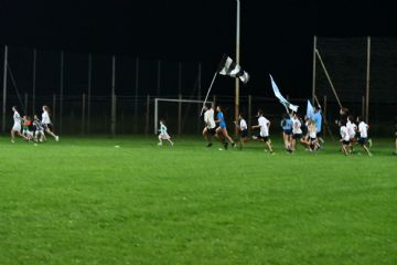 Giro di campo con la bandiera per la vittoria