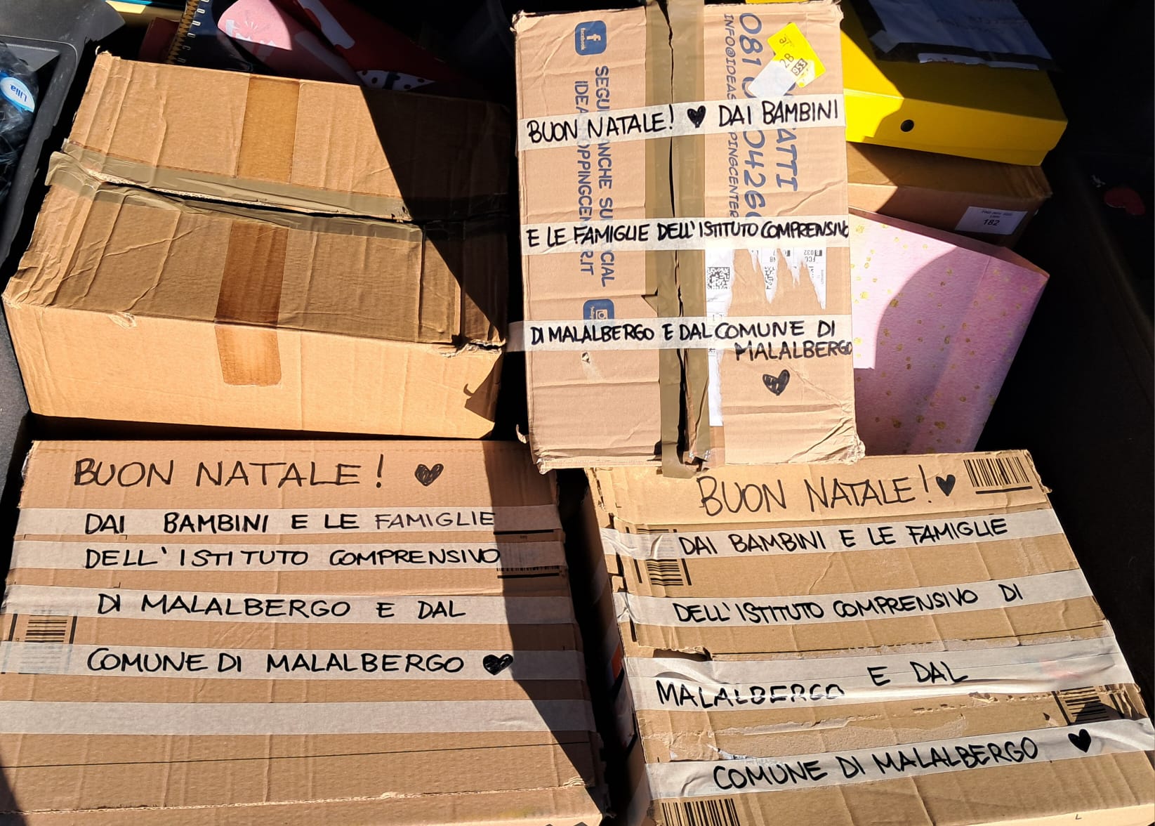 Scatoloni con le 500 tavolette di cioccolata donate pronte per essere consegnate