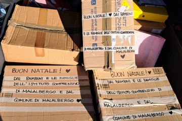 Scatoloni con le 500 tavolette di cioccolata donate pronte per essere consegnate